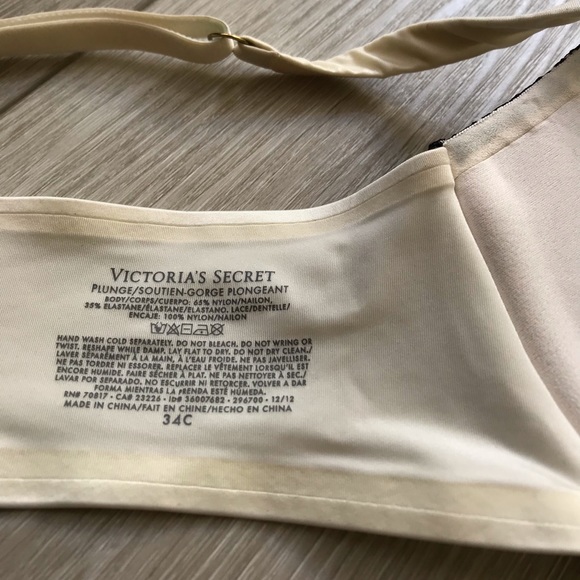 Victoria’s Secret 34C Plunge Bra Padded - Picture 3 of 4